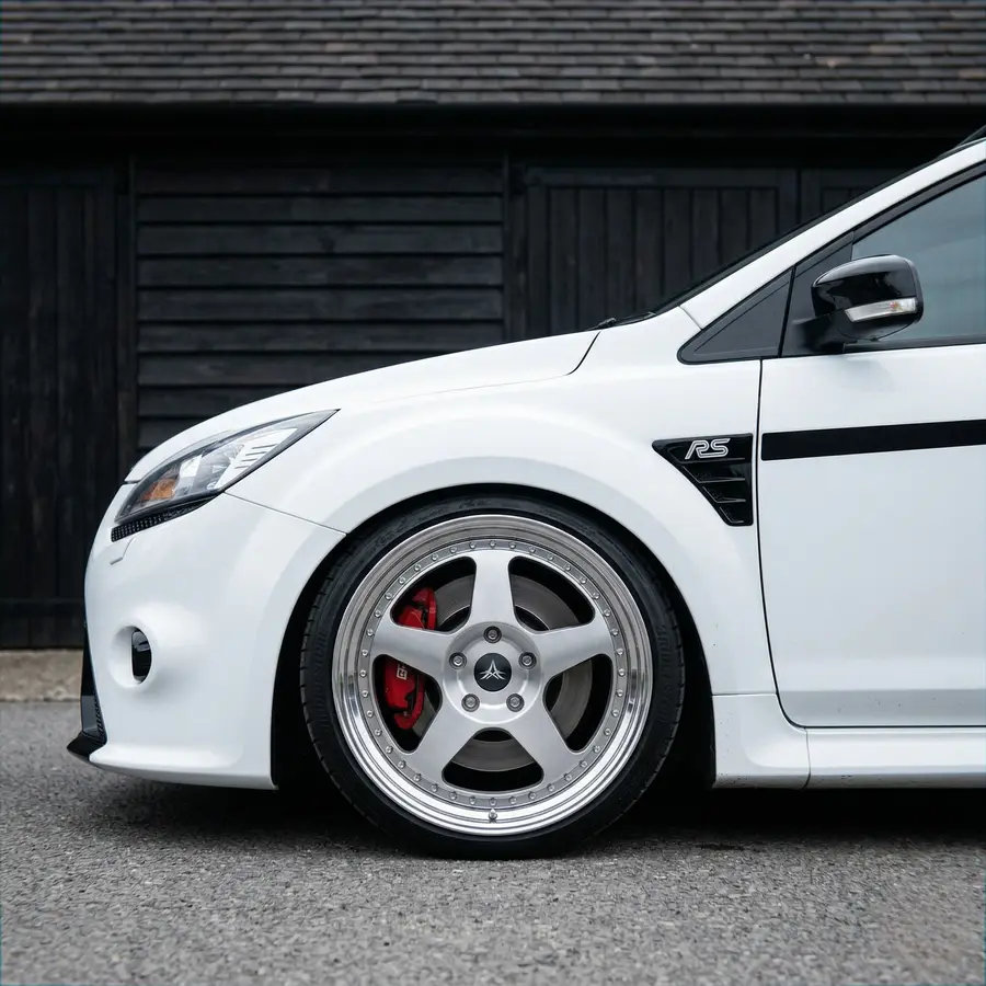 AXYS TRA deep dish con step lip pulido, montada en un Ford Focus RS blanco