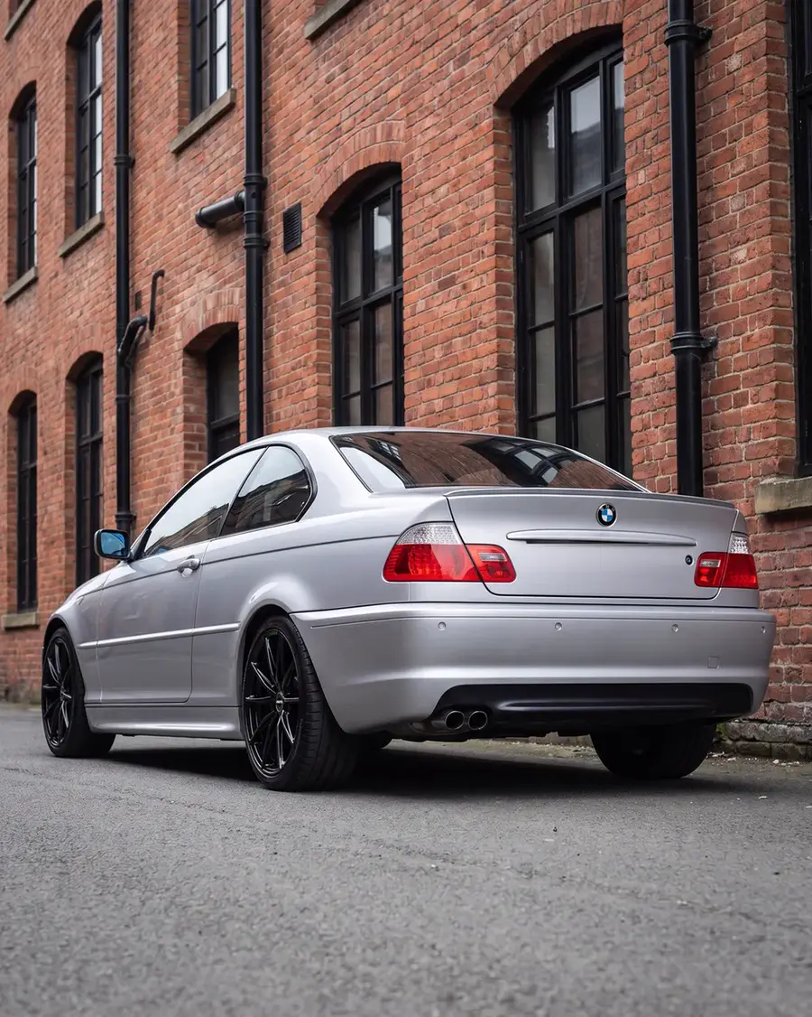 BMW E46 plateado con AXYS ARD, tres cuartos trasero
