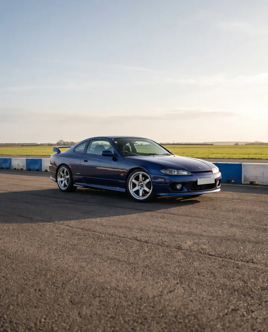 Nissan Silvia S15 azul con AXYS CAN Silver en circuito