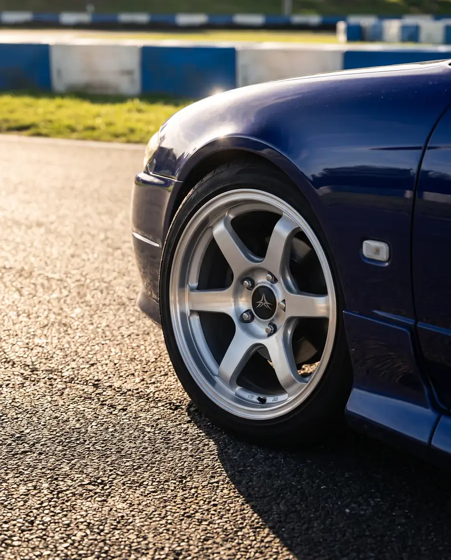 AXYS CAN en acabado Silver, montada en un Nissan Silvia S15 azul