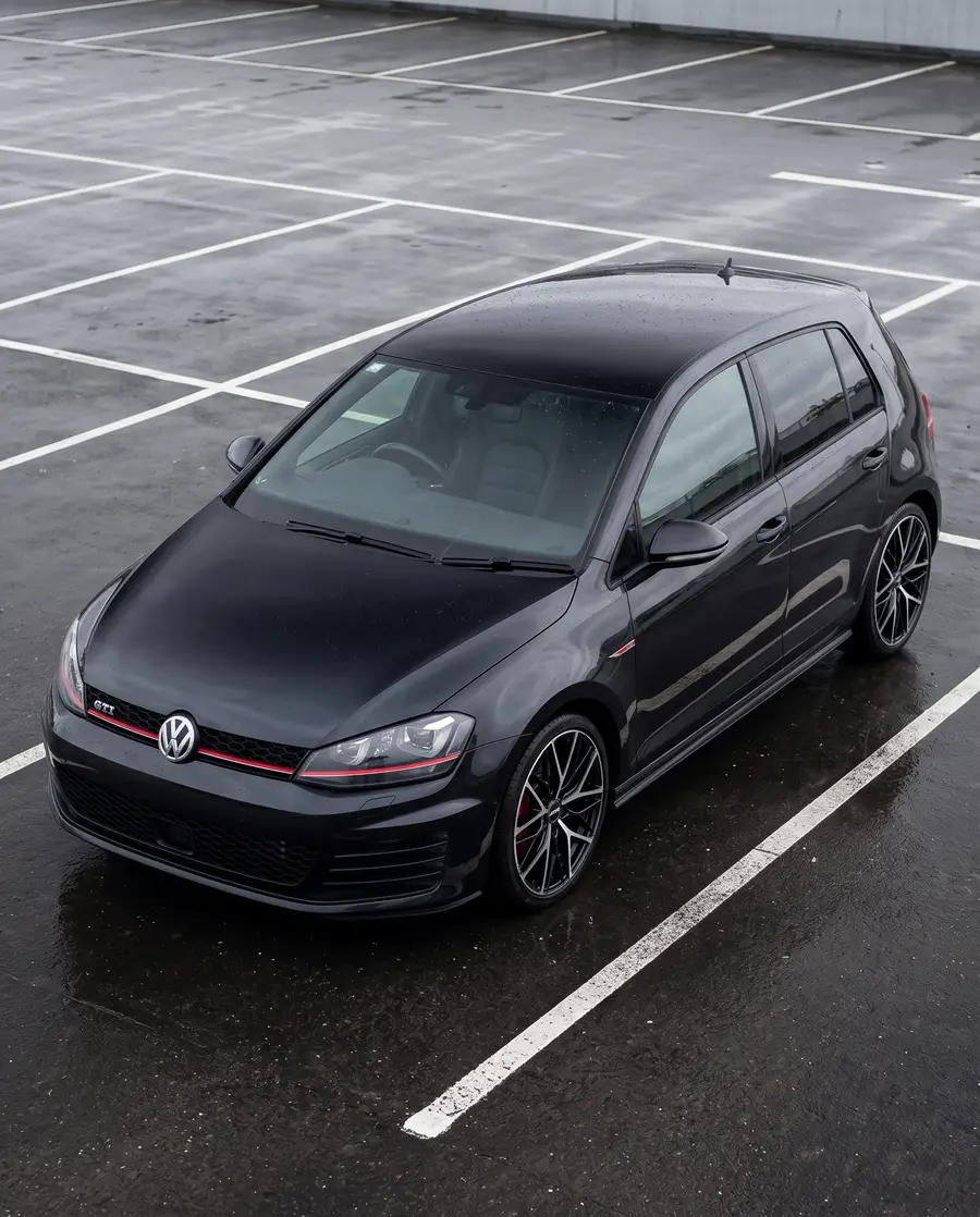 VW Golf GTI negro con AXYS COL, visto desde arriba