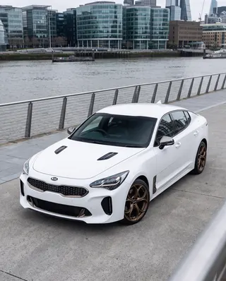 Kia Stinger blanco con AXYS DPA, visto desde arriba