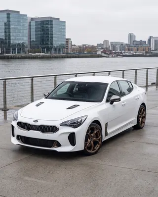 Kia Stinger blanco con AXYS DPA, tres cuartos delantero
