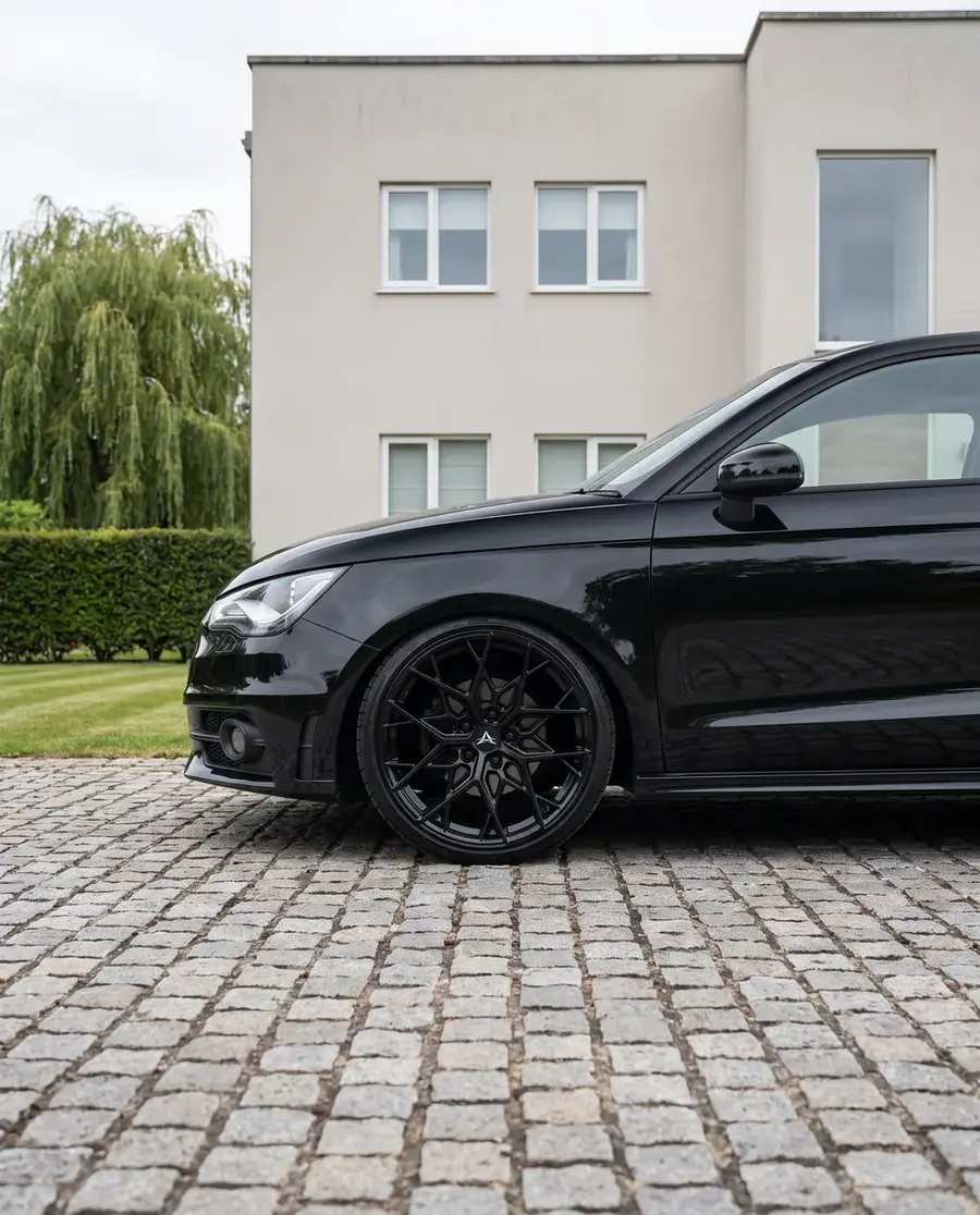 Audi A1 negro con AXYS GAL Matte Black, perfil