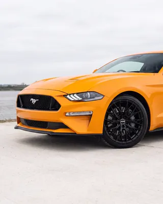 Ford Mustang naranja con AXYS LED, contrapicado