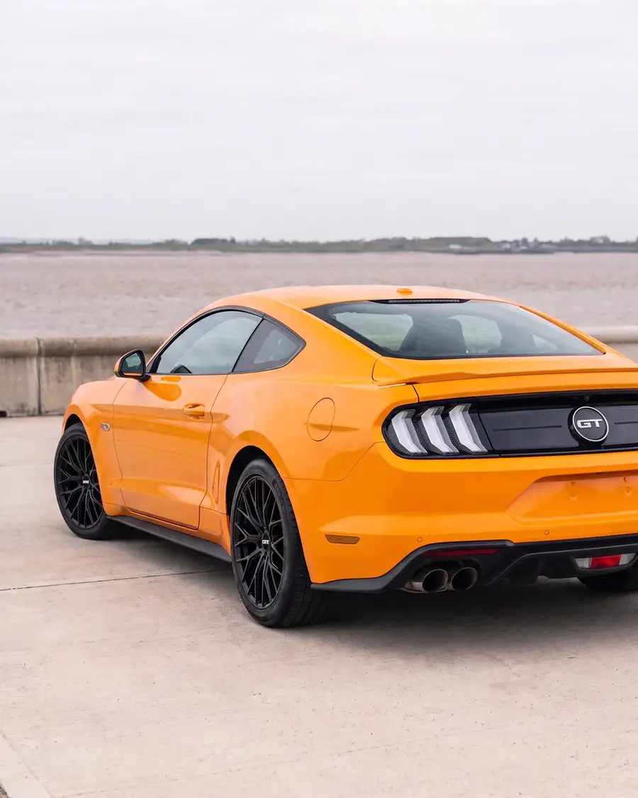 Ford Mustang naranja con AXYS LED, tres cuartos trasero