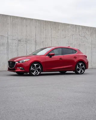 Mazda 3 rojo completo con AXYS LIG