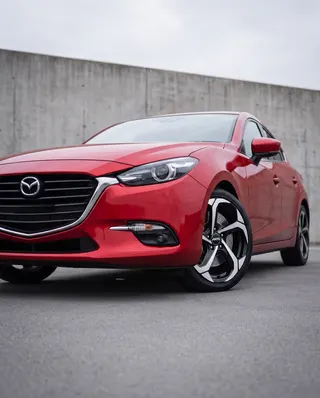 Mazda 3 rojo con AXYS LIG, contrapicado