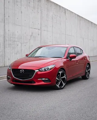 Mazda 3 rojo con AXYS LIG, tres cuartos delantero