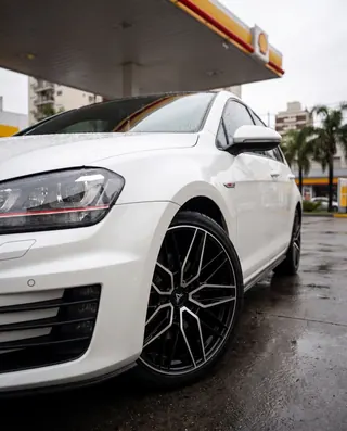Golf GTI blanco con AXYS MOU, frontal cerrado