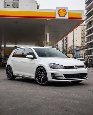 Golf GTI blanco completo con AXYS MOU