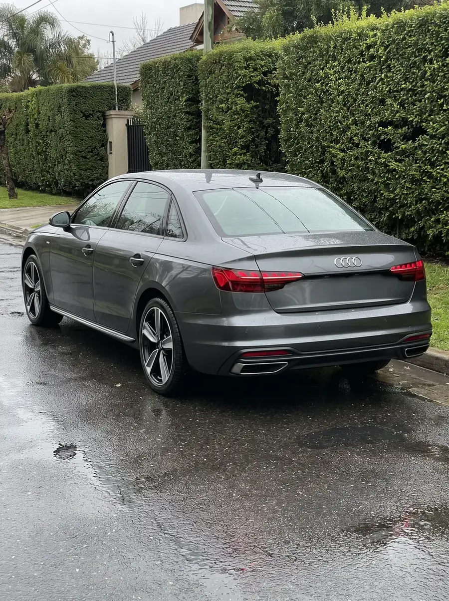 Audi A4 gris con AXYS ORT, tres cuartos trasero