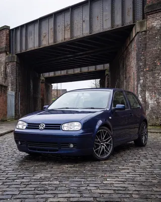 VW Golf GTI Mk4 azul con AXYS PER, tres cuartos delantero