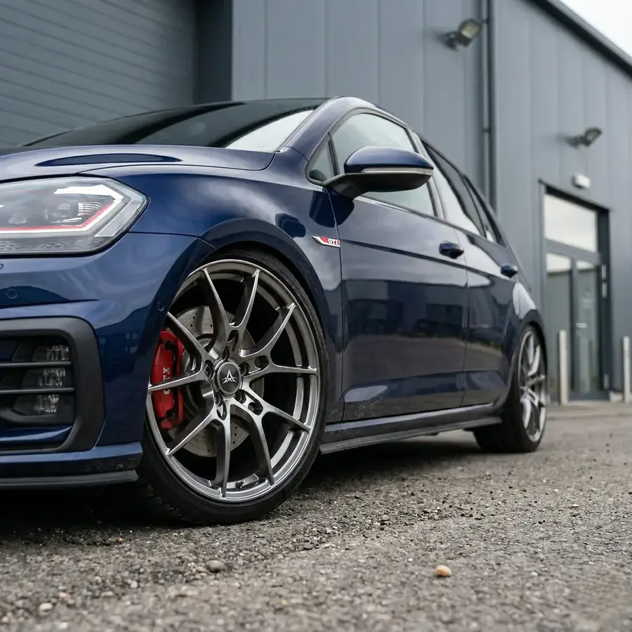 AXYS REA en acabado Gunmetal, montada en un Volkswagen Golf GTI azul