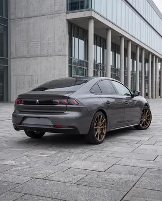 Peugeot 508 gris con AXYS SPA, tres cuartos trasero