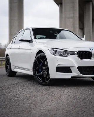 BMW Serie 3 blanco con AXYS TER, contrapicado