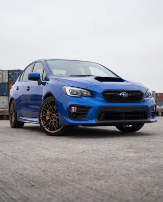 Subaru WRX azul con AXYS VIL, contrapicado
