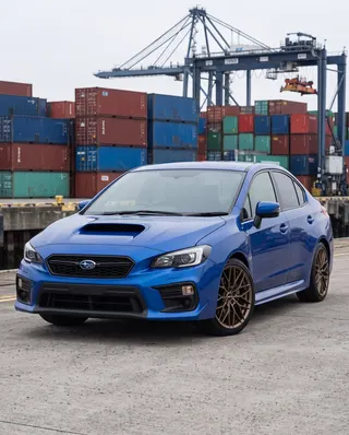 Subaru WRX azul con AXYS VIL, tres cuartos delantero