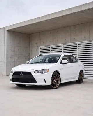 Mitsubishi Lancer blanco con AXYS WER, tres cuartos delantero