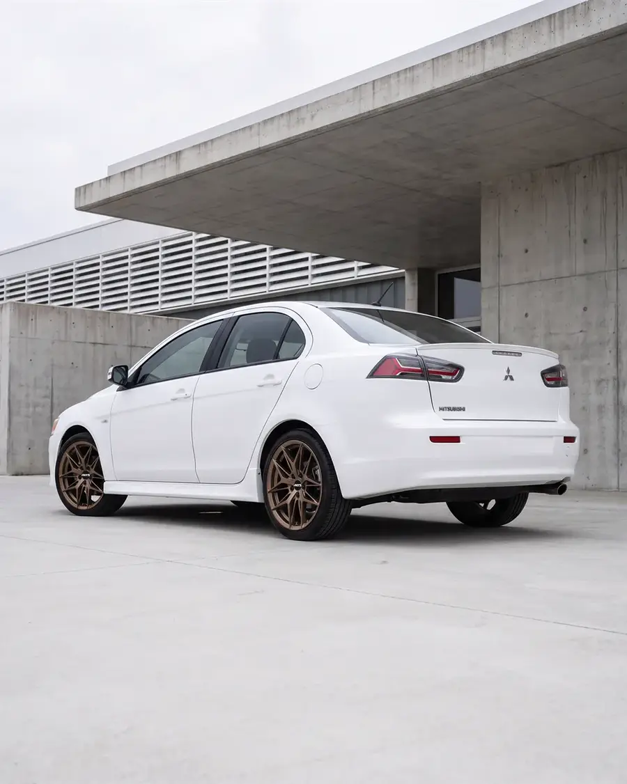Mitsubishi Lancer blanco con AXYS WER, tres cuartos trasero